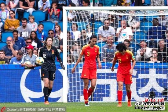北京时间6月18日凌晨，中国女足迎来世界杯小组赛的最后一个对手西班牙队，经90分钟鏖战，中国队0:0逼平对手。小组赛三场战罢，中国队排名B组第3，以四支成绩最好的小组第三身份提前出线，晋级16强。此役双方射门比24:1，在极其被动的局面下，门将彭诗梦贡献10次扑救力保中国队球门不失。图片来源：Osports全体育图片社