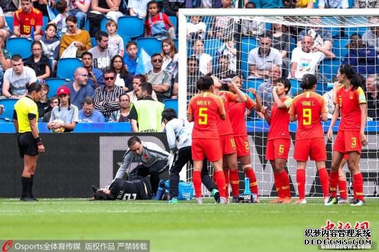 与西班牙一役的比赛尾声，彭诗梦在一次扑救中狠狠撞在球门立柱上。 图片来源：Osports全体育图片社