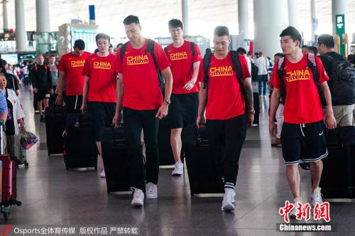 中国男篮奔赴青岛。图片来源：Osports全体育图片社