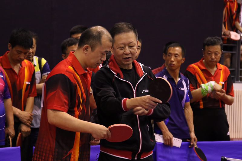 第15届斯帝卡杯乒乓球巡回赛开赛任国强与球友亲切互动