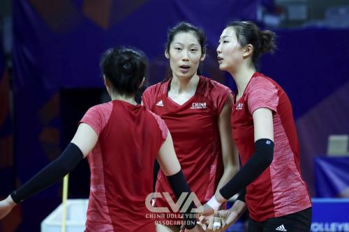 女排球员在训练中。图片来源：中国排协网站