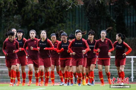 资料图：中国女足在世界杯期间的训练课上，队员们神情并不轻松。 /p中新社记者 富田 摄