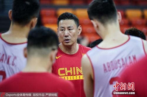 中国男篮主教练李楠知道队员。图片来源：Osports全体育图片社