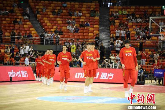 中国男篮入场。　胡耀杰 摄