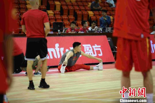 中国男篮队员进行赛前热身。　胡耀杰 摄