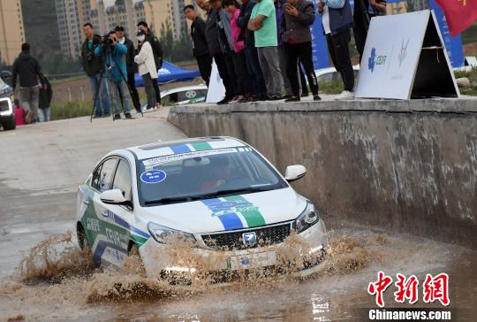 图为涉水能力测评。　赛事组委会 摄