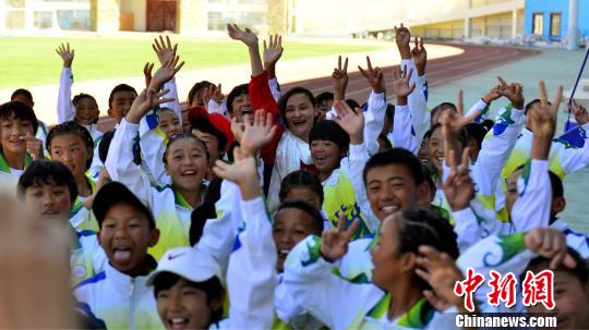 6月20日，两届奥运金牌得主高敏走访山南市重点业余体校，与孩子们“打成一片”。　江飞波 摄