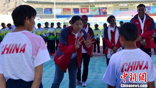 中国女篮(U16)教练员李昕，与孩子们交流篮球运动注意事项。　江飞波 摄