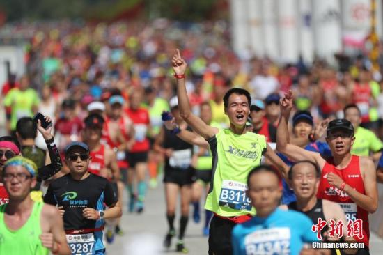 资料图：2018北京马拉松赛。/p中新社记者 盛佳鹏 摄