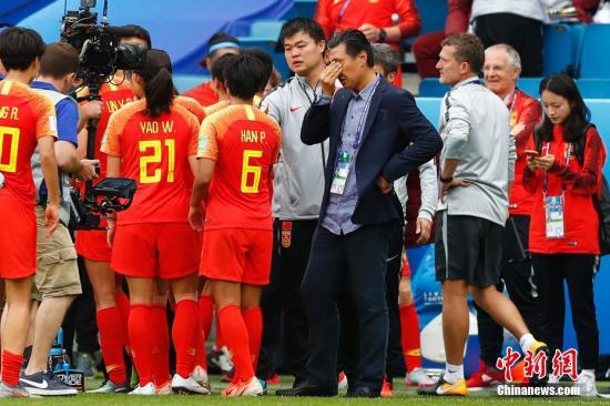当地时间6月17日，中国女足主教练贾秀全赛后流下眼泪。当日，在法国勒阿弗尔举行的2019年国际足联女足世界杯B组小组赛中，中国队以0比0战平西班牙队，以小组第三晋级16强。/p中新社记者 富田 摄