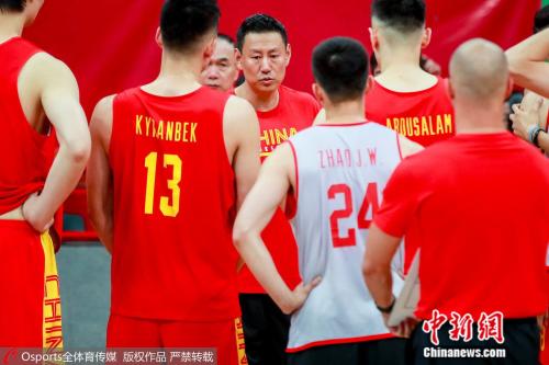 资料图：中国男篮主教练李楠指导队员。图片来源：Osports全体育图片社