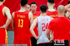 中国男篮备战热身赛 张镇麟等队员