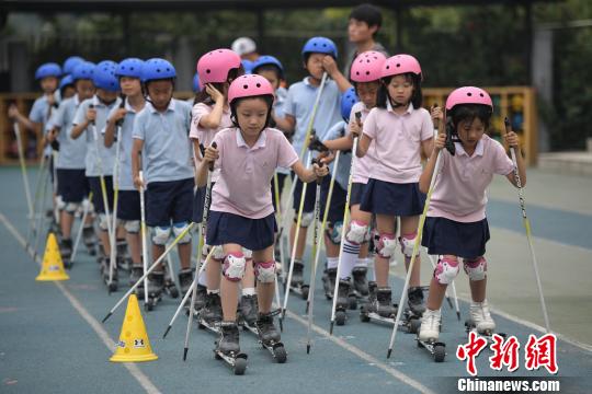 6月21日，2019年北京市中小学生奥林匹克教育及冰雪进校园系列活动正式启动。图为中关村三小的学生们展示生动丰富的冰雪项目。　崔楠 摄