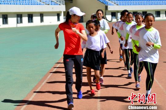 王丽萍和西藏的孩子们一起竞走。　江飞波 摄