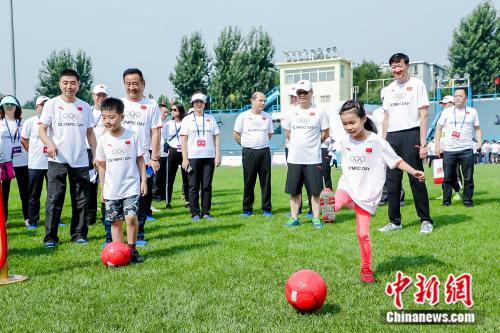 　北京站主会场在国家体育总局训练局田径场开展奥林匹克主题体验活动。