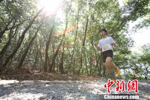 在烈日下奔跑的运动员。中国登山协会供图