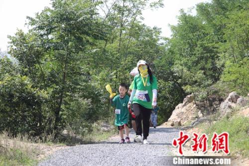 参与亲子组活动的一对母子。中国登山协会供图