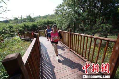 奔跑在木栈道上的运动员。中国登山协会供图