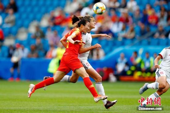 资料图：与西班牙的比赛中，中国女足处于非常被动的局面。进入淘汰赛后，球队在进攻端要有所加强。/p中新社记者 富田 摄
