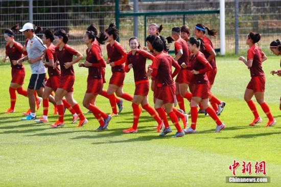 当地时间6月23日，中国女足在法国蒙彼利埃西南部的训练场训练。25日，中国队将在2019年国际足联女足世界杯1/8决赛中，对阵意大利队。/p中新社记者 富田 摄
