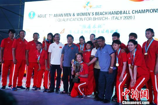 中国女子沙滩手球队以五战全胜的战绩获得冠军。　王继伟 摄