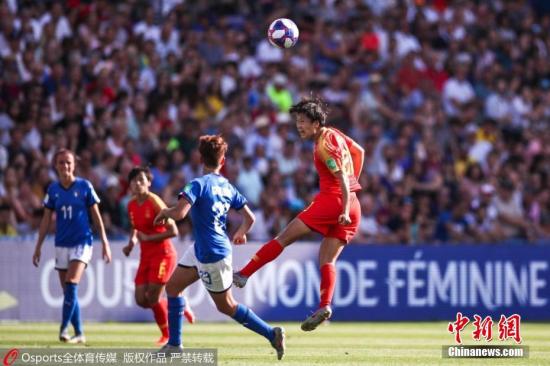 北京时间6月26日，在法国女足世界杯八分之一决赛中，中国女足迎战意大利。最终凭借贾切蒂和加利的进球，意大利2:0取胜，挺进世界杯八强。本场比赛过后，中国“铿锵玫瑰”在世界杯7次征战中首次无缘八强。图为中国队在比赛中。图片来源：Osports全体育图片社