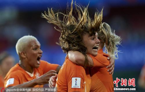 荷兰女足比赛中庆祝进球。