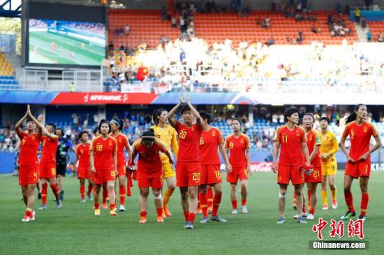 当地时间6月25日，中国女足队员赛后向观众致意。当日，在法国蒙彼利埃举行的2019年国际足联女足世界杯1/8决赛中，中国队以0比2不敌意大利队，无缘八强。/p中新社记者 富田 摄