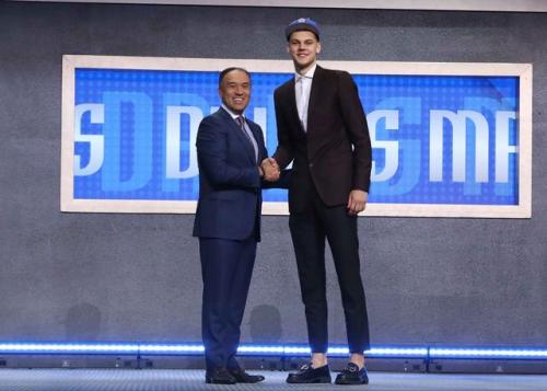 德维达斯-西尔维迪斯(右)。图片来源：NBA官网