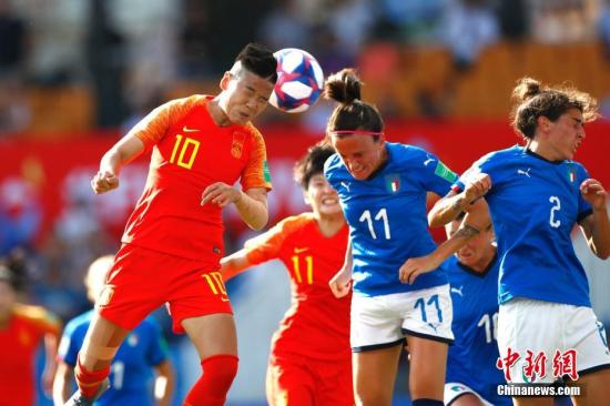 当地时间6月25日，中国队球员李影(左)在比赛中争抢头球。当日，在法国蒙彼利埃举行的2019年国际足联女足世界杯1/8决赛中，中国队以0比2不敌意大利队，无缘八强。/p中新社记者 富田 摄