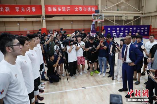 6月28日下午，北京控股篮球俱乐部在北京举行主教练马布里见面会，新任主教练马布里正式与媒体见面。图为马布里来到训练场给队员们训话。 /p中新社记者 韩海丹 摄