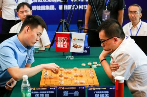 比赛现场，广东碧桂园象棋队黄海林对战京冀队赵殿宇