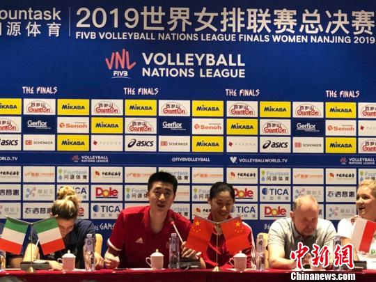 中国队教练安家杰在发布会上答记者问。　朱晓颖 摄