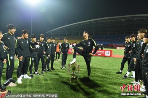 韩国国青获得熊猫杯冠军后，有队员脚踩“熊猫杯”冠军奖杯庆祝胜利。图片来源：Osports全体育图片社