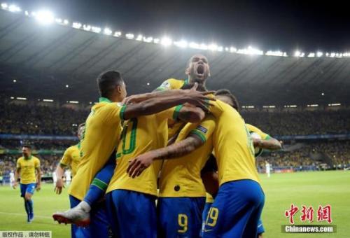 7月3日，美洲杯半决赛的比赛中，巴西2:0战胜阿根廷闯进决赛。图为巴西球员庆祝胜利。