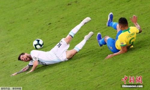 本场比赛，阿根廷巨星梅西依旧没有发挥出最佳状态。图为梅西在比赛中。