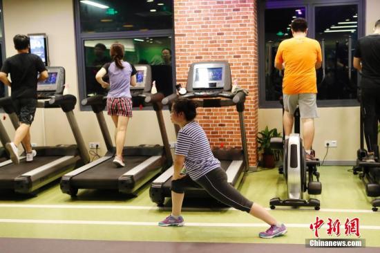 健身房是当下人们运动健身的常见选择。(资料图：上海民众在健身房锻炼身体。/p中新社记者 殷立勤 摄)