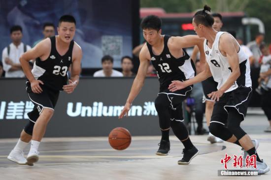篮球是中国很多南海喜欢的运动。(资料图：2018年7月，NBA5v5精英篮球赛南京站火热开赛。/p中新社记者 泱波 摄)