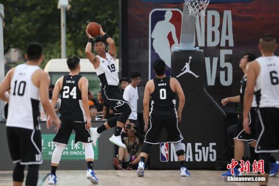 篮球是很多中国年轻人喜欢的运动。(20187月，NBA5v5精英篮球赛南京站火热开赛。/p中新社记者 泱波 摄)