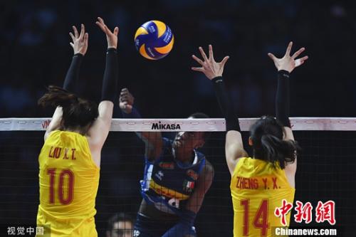 世界女排联赛总决赛，二线阵容出战的中国女排3:1战胜意大利，成功进入四强。图为中国队球员拦网。图片来源：视觉中国
