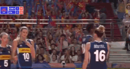 龚翔宇暴扣得手，帮助中国队拿到第二局。