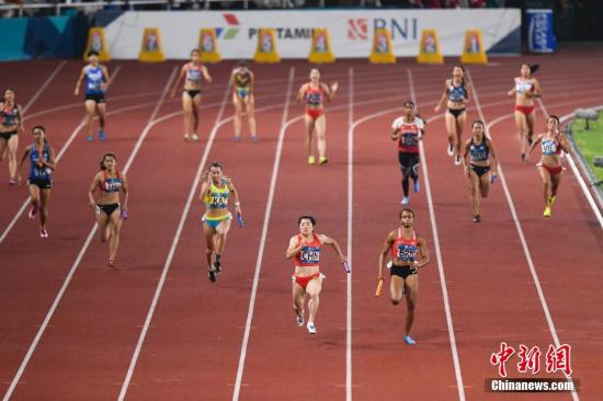 女子短跑，中国队老将新人都有表现。(资料图：图为中国女子接力队在雅加达亚运会田径女子4x100米接力决赛中。/p中新社记者 杨华峰 摄)