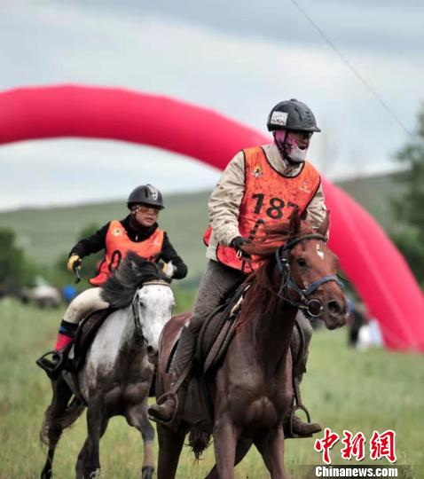 骑手们策马飞奔 韩春明 摄