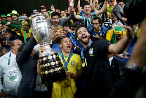 巴西3：1战胜智利，时隔12年重夺美洲杯。