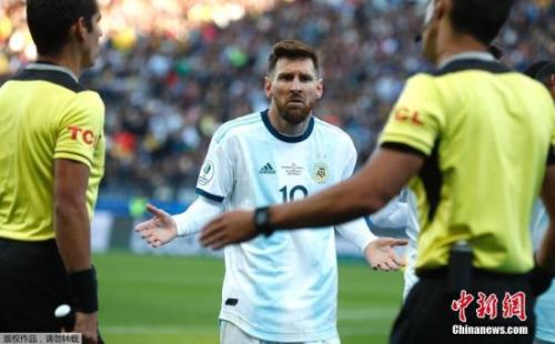 资料图：阿根廷与智利的三四名决赛，梅西被裁判红牌罚下。图为梅西与裁判交谈