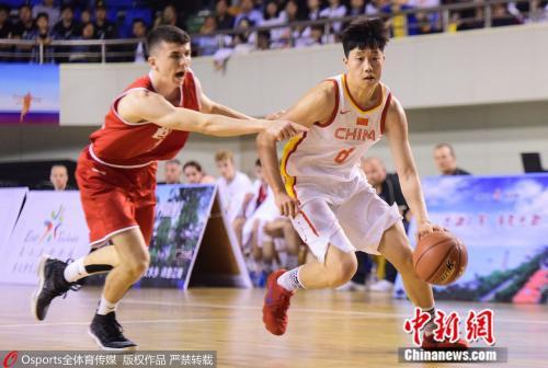 本届比赛，中国U19男篮篮板球表现糟糕。(资料图：图为国青男篮与丹麦队在热身比赛中。图片来源：Osports全体育图片社)