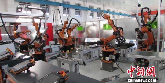 机器人在生产“黑龙”冰刀 黑龙江省体育局提供 摄