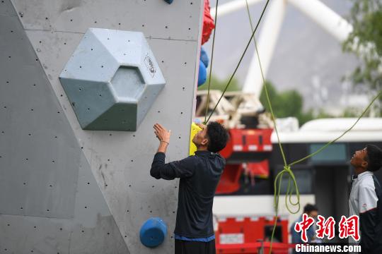 图为运动员赛前观察比赛线路。　何蓬磊 摄