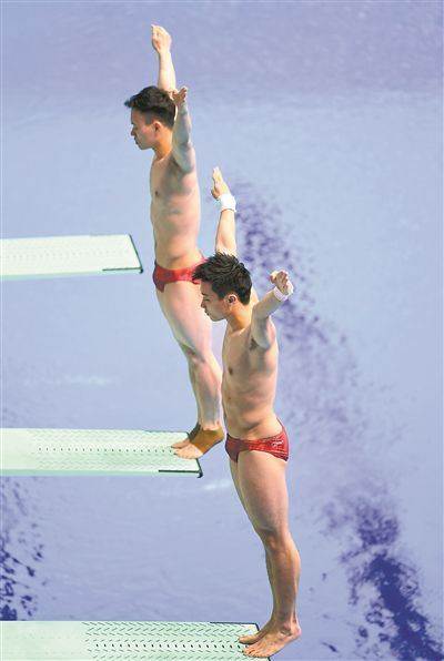 光州世界游泳锦标赛中国跳水队横扫3金