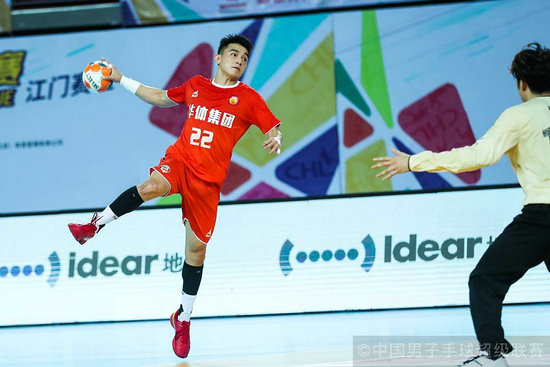 中国华体队22号球员黄培杰在比赛中